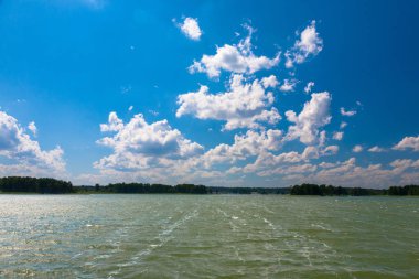 Sniardwy göl üzerinde derin mavi bulutlu gökyüzü