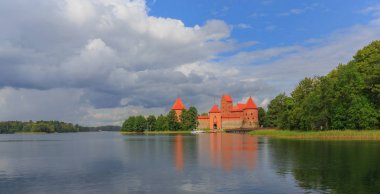 Trakai Tarih Müzesi ve yaz aylarında ada kale