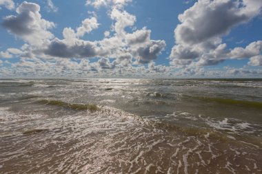 Baltık Denizi plaj yaz öğle, Palanga, Litvanya, Avrupa'nın bulutlu gökyüzü ile