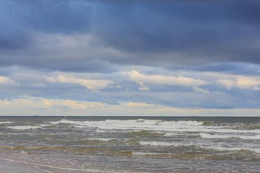 Baltık Denizi kıyısında günbatımı yaz, Palanga Resort, Litvanya, Europe bulutlu gökyüzü altında