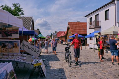 Tykocin, POLAND-AĞUSTOS 18, 2018: Tykocin kasabasındaki Yaz Caddesi Pazarı, Podlasie Voyvoda, Polonya, Avrupa
