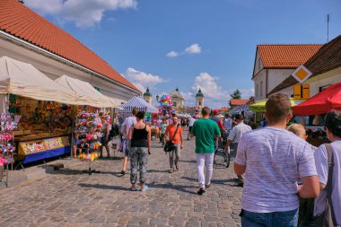 Tykocin, POLAND-AĞUSTOS 18, 2018: Tykocin kasabasındaki Yaz Caddesi Pazarı, Podlasie Voyvoda, Polonya, Avrupa