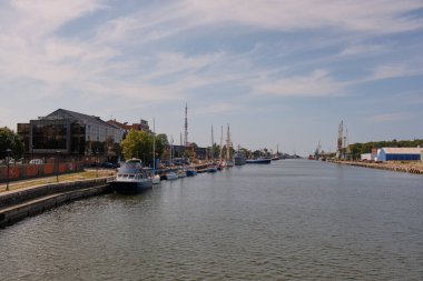 LIEPAJA, LATVIA-AUGust 20, 2019: Nehir kanalı köprüsünden Liepaja Limanı, LIEPAJA, Letonya, Avrupa