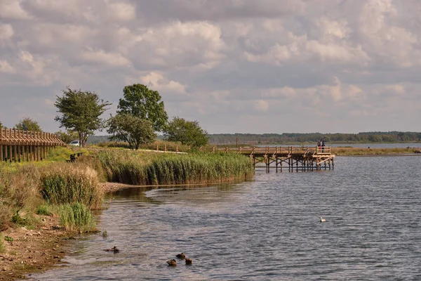 Liepaja Latvia August 2019 夏のLiepaja Lakeレクリエーションプラットフォーム曇りの空の下で Liepaja ラトビア ヨーロッパ — ストック写真