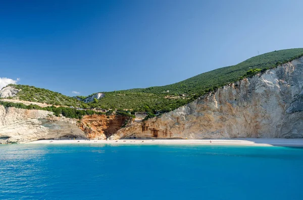 ギリシャのポルト カツィキ ビーチの正面図 — ストック写真