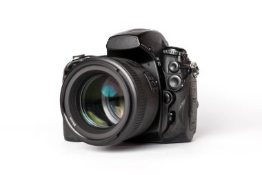 Beyaz arkaplanda dijital SLR kamera
