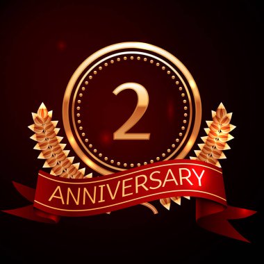 Altın yüzük ve kurdele ile iki yıl yıldönümü kutlama.