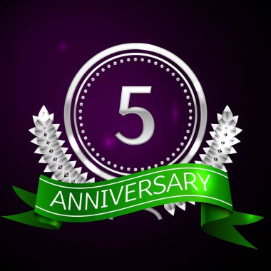 Gümüş Yüzük ve kurdele ile beş yıl yıldönümü kutlama.