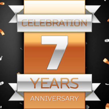 Yedi yıl yıldönümü kutlama altın ve gümüş arka plan. Yıldönümü şerit