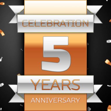 Beş yıl yıldönümü kutlama altın ve gümüş arka plan. Yıldönümü şerit