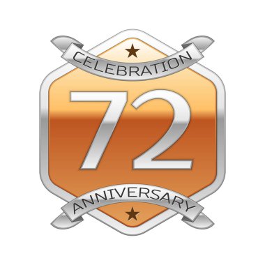 Yetmiş iki yıl yıldönümü kutlama gümüş logosu ile gümüş şerit ve beyaz zemin üzerine altın altıgen süsleme.