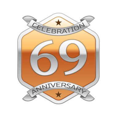 Gümüş şerit ve beyaz zemin üzerine altın altıgen süsleme Altmış dokuz yıl yıldönümü kutlama gümüş logolu.