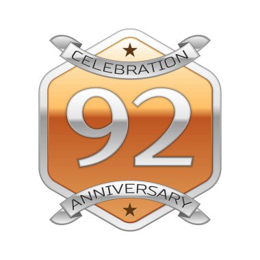 Doksan iki yıl yıldönümü kutlama gümüş logosu ile gümüş şerit ve beyaz zemin üzerine altın altıgen süsleme.