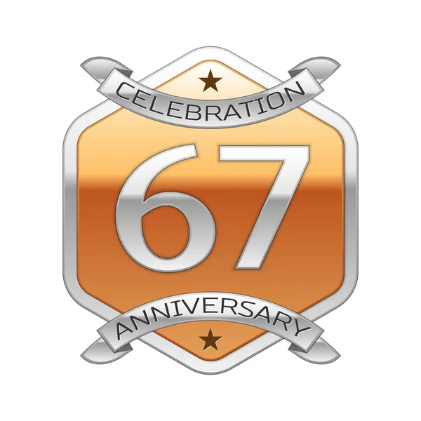 Sesenta y siete años aniversario celebración logotipo de plata con cinta de plata y adorno hexagonal de oro sobre fondo blanco . — Vector de stock