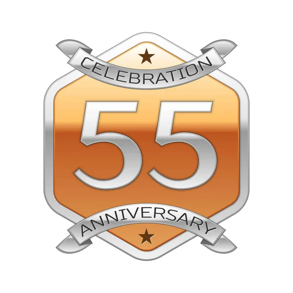 Cinquenta e cinco anos de celebração de aniversário logotipo de prata com fita de prata e ornamento hexagonal dourado no fundo branco . — Vetor de Stock