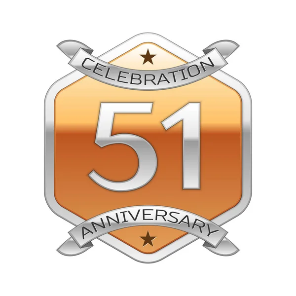 Cinquenta e um anos de celebração de aniversário logotipo de prata com fita de prata e ornamento hexagonal dourado no fundo branco . — Vetor de Stock