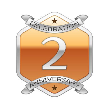 İki yıl yıldönümü kutlama gümüş logosu ile gümüş şerit ve beyaz zemin üzerine altın altıgen süsleme.