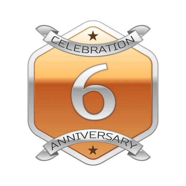 Шестилетний юбилей празднования серебряного логотипа с серебряной лентой и золотым шестиугольным орнаментом на белом фоне . — стоковый вектор