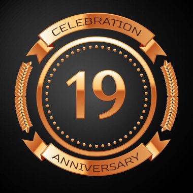 Altın yüzük ve kurdele ile on dokuz yıl yıldönümü kutlama.