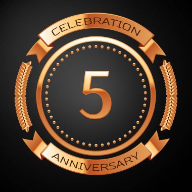 Altın yüzük ve kurdele ile beş yıl yıldönümü kutlama.