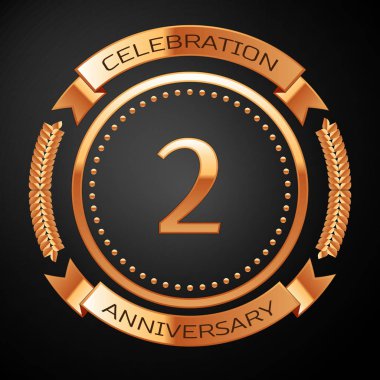 Altın yüzük ve kurdele ile iki yıl yıldönümü kutlama.