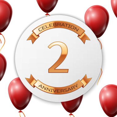 Beyaz daire kağıt afiş altın şerit ile altın sayı iki yıl yıldönümü kutlamaları. Beyaz arka plan üzerinde gerçekçi kırmızı balonlar kurdele ile. Vektör çizim.