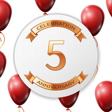 Beyaz daire kağıt afiş altın şerit ile altın sayı beş yıl yıldönümü kutlamaları. Beyaz arka plan üzerinde gerçekçi kırmızı balonlar kurdele ile. Vektör çizim.