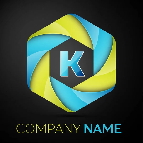 K Letra logo colorido en el hexagonal sobre fondo negro. Plantilla vectorial para su diseño — Vector de stock