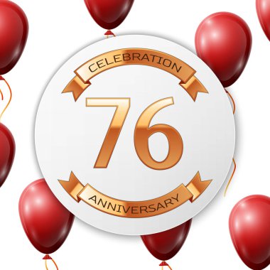 Beyaz daire kağıt afiş altın şerit ile altın sayı yetmiş altı yıl yıldönümü kutlamaları. Beyaz arka plan üzerinde gerçekçi kırmızı balonlar kurdele ile. Vektör çizim.