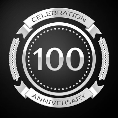 Yüz yıl yıldönümü kutlamaları gümüş halkalı ve siyah arka plan üzerine şerit. Vektör çizim