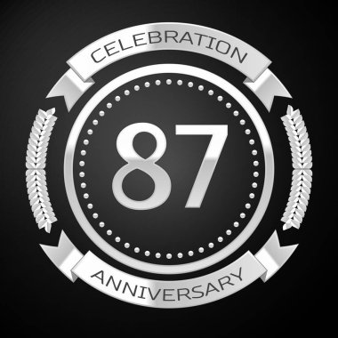 Seksen yedi yıl yıldönümü kutlamaları gümüş halkalı ve siyah arka plan üzerine şerit. Vektör çizim
