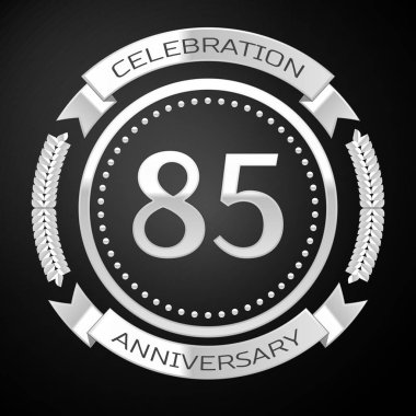 Seksen beş yıl yıldönümü kutlamaları gümüş halkalı ve siyah arka plan üzerine şerit. Vektör çizim