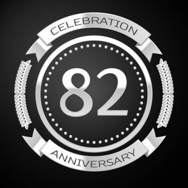 Seksen iki yıl yıldönümü kutlamaları gümüş halkalı ve siyah arka plan üzerine şerit. Vektör çizim