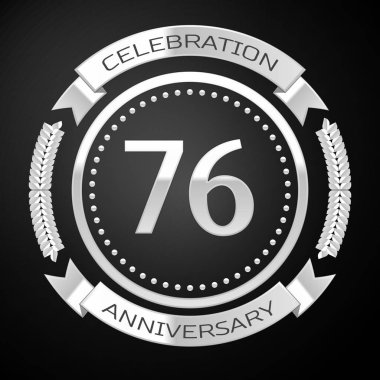 Yetmiş altı yıl yıldönümü kutlamaları gümüş halkalı ve siyah arka plan üzerine şerit. Vektör çizim