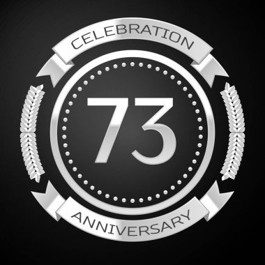 Yetmiş üç yıl yıldönümü kutlamaları gümüş halkalı ve siyah arka plan üzerine şerit. Vektör çizim