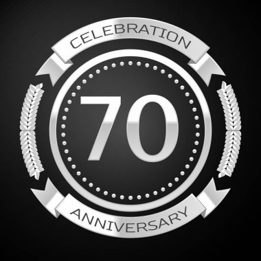 Yetmiş yıl yıldönümü kutlamaları gümüş halkalı ve siyah arka plan üzerine şerit. Vektör çizim