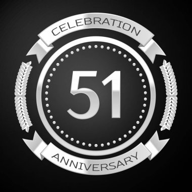 Elli bir yıl yıldönümü kutlamaları gümüş halkalı ve siyah arka plan üzerine şerit. Vektör çizim