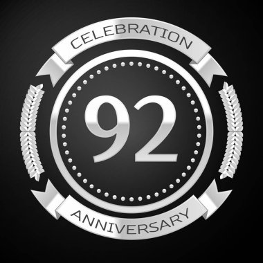 Doksan iki yıl yıldönümü kutlamaları gümüş halkalı ve siyah arka plan üzerine şerit. Vektör çizim