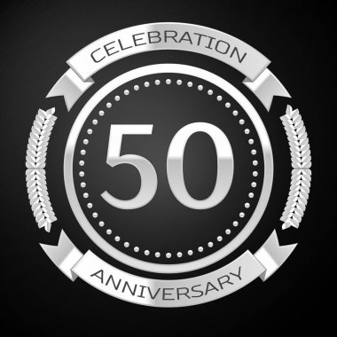 Elli yıl yıldönümü kutlamaları gümüş halkalı ve siyah arka plan üzerine şerit. Vektör çizim