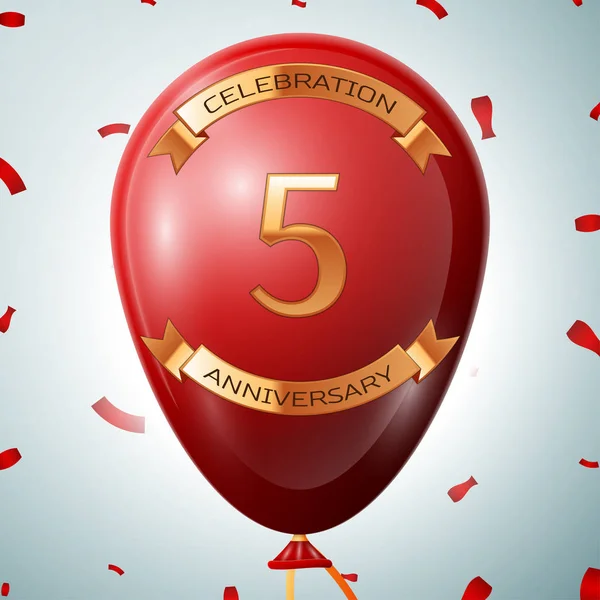 Красный шар с золотой надписью празднование пятилетия и золотые ленты на сером фоне и конфетти. Векторная иллюстрация — стоковый вектор