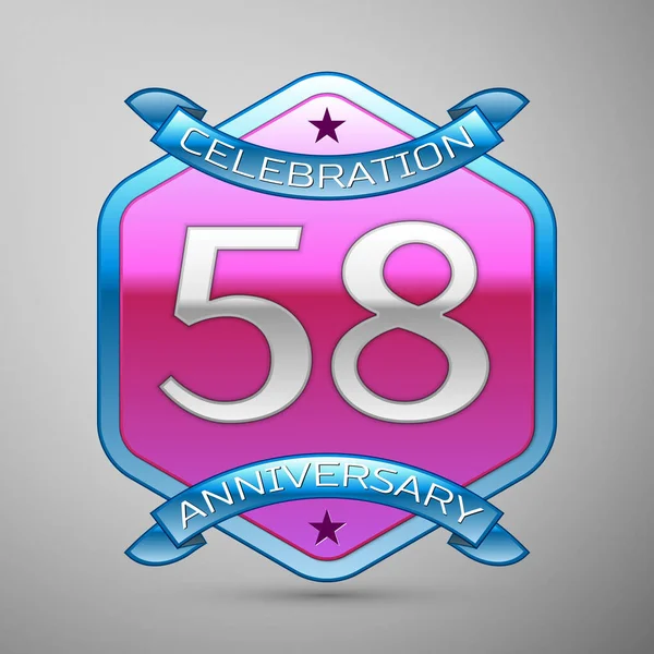 Pięćdziesiąt osiem lat rocznica obchody srebrne logo z niebieską wstążką i fioletowy ornament sześciokątne na szarym tle. — Wektor stockowy