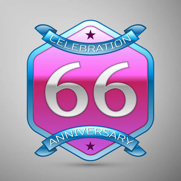 Sześćdziesiąt sześć lat rocznica obchody srebrne logo z niebieską wstążką i fioletowy ornament sześciokątne na szarym tle. — Wektor stockowy