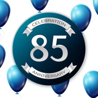 Mavi daire kağıt afiş gümüş kurdele ile gümüş sayı 85 yıl yıldönümü kutlamaları. Beyaz arka plan üzerinde gerçekçi mavi balonlar kurdele ile. Vektör çizim.