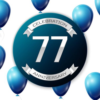 Mavi daire kağıt afiş gümüş kurdele ile gümüş sayı yetmiş yedi yıl yıldönümü kutlamaları. Beyaz arka plan üzerinde gerçekçi mavi balonlar kurdele ile. Vektör çizim.