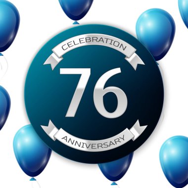 Mavi daire kağıt afiş gümüş kurdele ile gümüş sayı yetmiş altı yıl yıldönümü kutlamaları. Beyaz arka plan üzerinde gerçekçi mavi balonlar kurdele ile. Vektör çizim.