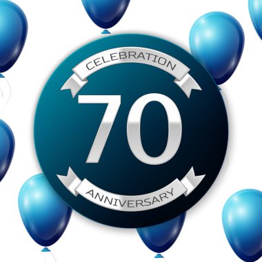 Mavi daire kağıt afiş gümüş kurdele ile gümüş sayı yetmiş yıl yıldönümü kutlamaları. Beyaz arka plan üzerinde gerçekçi mavi balonlar kurdele ile. Vektör çizim.