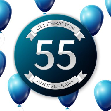 Mavi daire kağıt afiş gümüş kurdele ile gümüş sayı elli beş yıl yıldönümü kutlamaları. Beyaz arka plan üzerinde gerçekçi mavi balonlar kurdele ile. Vektör çizim.