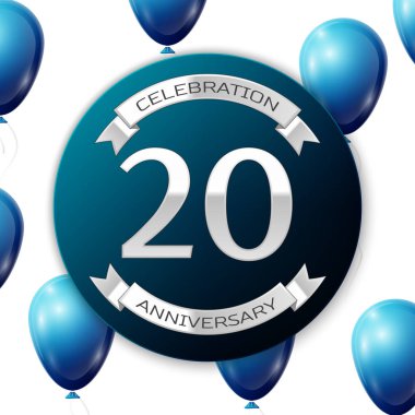 Mavi daire kağıt afiş gümüş kurdele ile gümüş numara yirmi yıl yıldönümü kutlamaları. Beyaz arka plan üzerinde gerçekçi mavi balonlar kurdele ile. Vektör çizim.