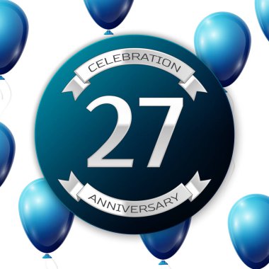 Mavi daire kağıt afiş gümüş kurdele ile gümüş numara yirmi yedi yıl yıldönümü kutlamaları. Beyaz arka plan üzerinde gerçekçi mavi balonlar kurdele ile. Vektör çizim.