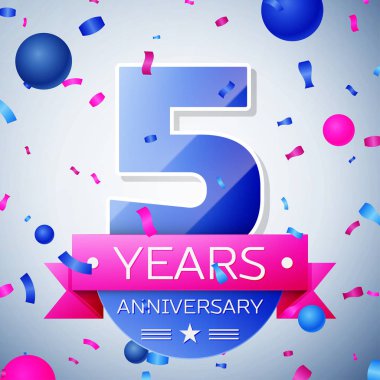 Gri arka plan üzerinde beş yıl yıldönümü kutlamaları. Yıldönümü şerit